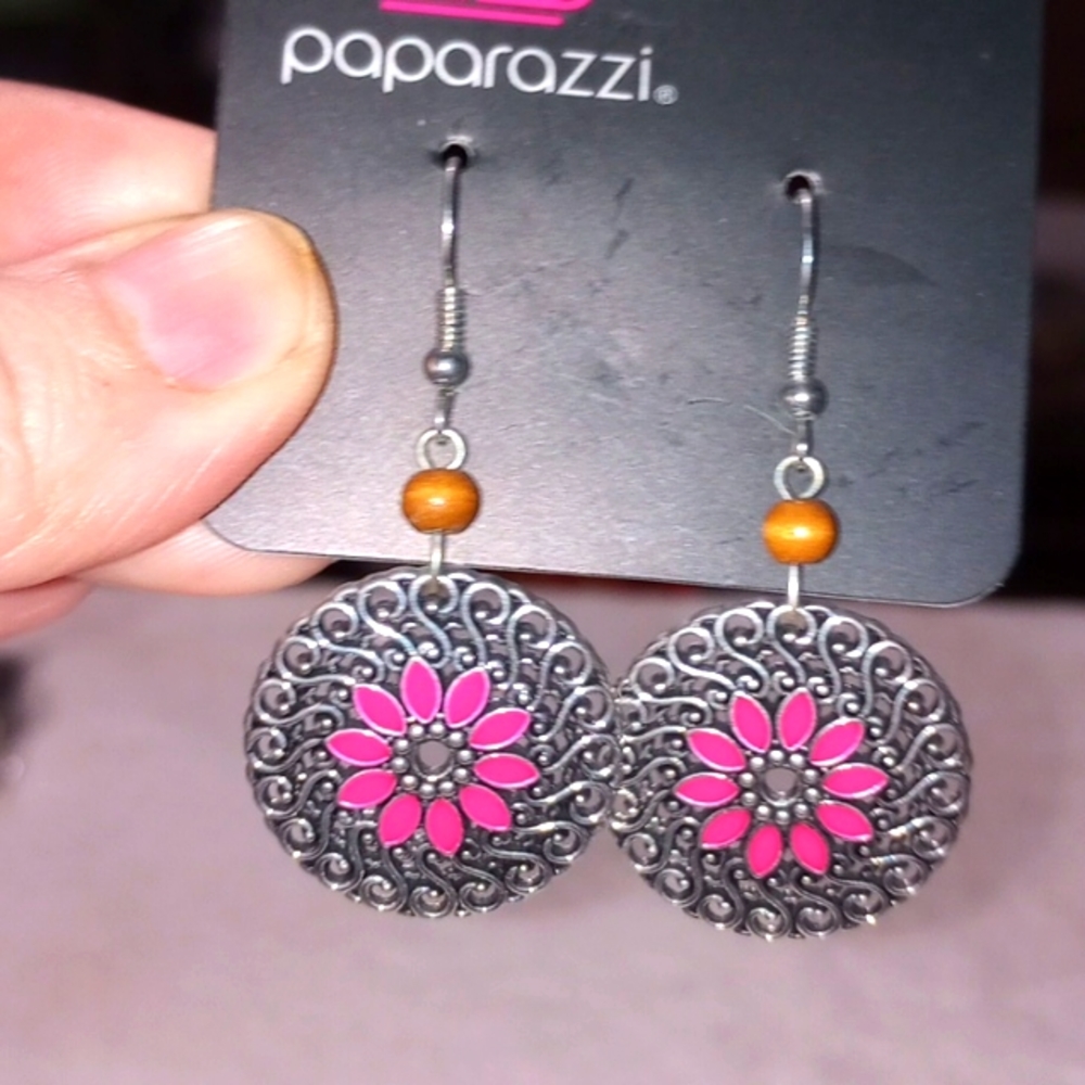 💐Silver Hoop Earrings with Pink Pedal Flower in the Middle💐